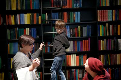 Der er højt til loftet på biblioteket, og derfor er det godt med en stige, når man skal hente bøger fra øverste hylde. Det gjorde en del i lørdags til læsefestivalen.?