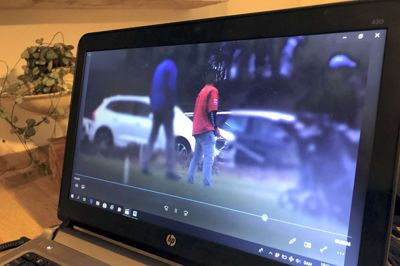 Danica Pensions detektiver filmede skjult fra en bil, da Bjarne Linnet besøgte Brande Golfklub 25. april i fjor. Optagelserne er blevet brugt til at stoppe den 54-årige herningensers udbetalinger fra sin forsikring mod tab af erhvervsevne. Metoden kritiseres skarpt af golfklubbens bestyrelse. ? Foto: Bo Lundgaard