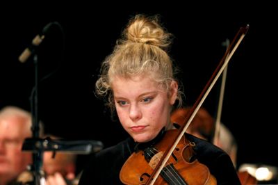 Nanna Öberg med sin oldefars violin. Den skal med til Frankrig, hvis hun ellers bliver optaget på den skole, hun har søgt ind på. ?Foto: Flemming Hansen