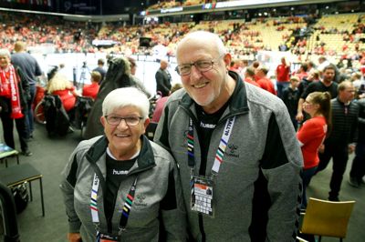Lilly og Otto Simonsen elsker håndbold og er meget kendte ansigter i Herning FH efter 40 års frivilligt arbejde. Under VM skaber de god stemning som frivillige hjælpere med overskud i stemmen og smil på læben. ?Foto: Flemming Hansen