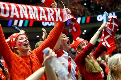 Som vanligt var der rødt og hvidt overalt på de udsolgte tribuner, da danmark spillede sig i semifinalen med en sejr over Sverige.
Foto: Flemming Hansen
