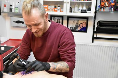 37-årige Ronny Larsen har været tatovør i seks år. Han er nu startet for sig selv i Strøgcentret i de lokaler, hvor »Pleje og Omsorg« tidligere holdt til.