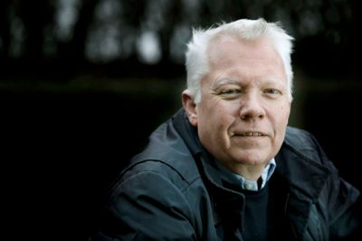 Ditlev Dohms kræftsygdom har vendt op og ned på hans og familiens liv, men ikke kun til det dårlige. Ganske vist er herretøjsforretningen Mr. Dohm, som hans forældre drev før ham, solgt. Men det har betydet, at han og hustruen Else Dohm har fået meget mere tid til hinanden og deres to børn. Og Ditlev Dohm, der fylder 50 senere i år, har fået nyt job som sælger af sponsorater i FCM. Et job som han ikke på nogen måde kunne forestille sig bedre. »Skal jeg sige noget, jeg gerne ville, så var det det«, siger han. Han er superoptimist, og som hans kone siger, så har det været med til at holde dem alle oppe, at han har bevaret humøret. ??Foto: Henrik Ole Jensen
