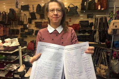 Anita Søjbjerg med de foreløbig knap 50 underskrifter der på få dage er indsamlet i skobutikken. ?Foto: Ole Skydt