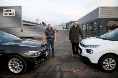 Citroën-forhandler Anders Hedegaard (t.h.) er blevet lejer hos BMW-forhandler Arne Poulsen (t.v.). Han har det næste halve års tid fået mulighed for at udstille sine biler i bygningen, der ses til højre på billedet. Det skal stå på det næste halve år, indtil en ny salgsudstilling er opført hos Hedegaard Automobiler. ? Foto: Flemming Hansen
