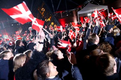 Mange hundrede håndboldfans stod klar med flag og fællessang, da håndboldherrerne blev hyldet ved kongrescenteret. ?Foto: Tom Laursen