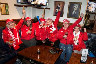 Bente Jensen, Anne Ladefoged, Dorthe Greve, Anette Hansen, Sanne Jensen og Mie Pilsby tog igen turen fra hovedstaden til Herning for at se herrehåndbold. ? Foto: Tom Laursen