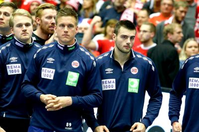 Eivind Tangen (t.h.) - ved siden af sin tidligere klubkammerat i HC Midtjylland, Espen Lie Hansen - hænger med mulen under medaljeceremonien i Jyske Bank Boxen. Den 25-årige Skjern-spiller fik 29,34 minutter på banen i finalen, men scorede ingen mål. ?Foto: Tom Laursen