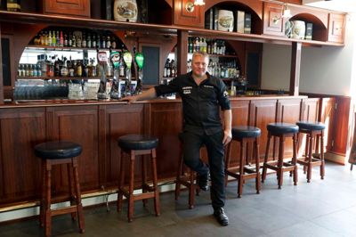 Jan Taulbjerg - her fra en tidligere lejlighed, hvor han er fuldt påklædt - fortæller, at der festes igennem på Fox & Hounds, og forbipasserende kunne måbende se fulde mænd i bar mave danse løs, selv om uret viste 8.30. Foto: Henrik Ole Jensen