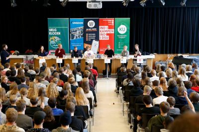 I anledning af Skolevalg 2019 var der mandag debatmøde på Skolen på Sønderager med syv ungdomspolitikere. 200 elever overværede debatten, som også folketingsmedlemmerne Mogens Jensen (S) og Jacob Sølvhøj (EL) var vidner til. Foto: Tom Laursen