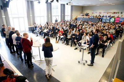200 elever fra 8., 9. og 10. klasse lyttede til de syv ungdomspolitikeres argumenter, så de kan blive klogere på, hvad de vil stemme til torsdagens skolevalg. Foto: Tom Laursen