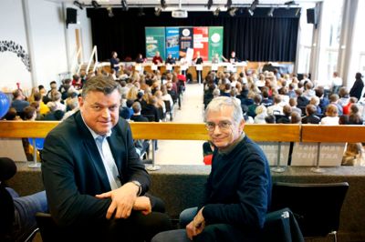 Folketingsmedlemmerne Mogens Jensen (S) og Jakob Sølvhøj (EL) var tilskuere til dagens debat. Foto: Tom Laursen