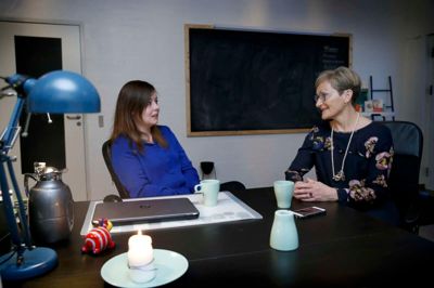 Jane Vennersdorf (t.h) har kontor i Aulum, hvor de fem kvinder i netværket mødes, når de skal planlægge konference. Hun mødte Marianne Bjørn i juni 2018, men der var kemi allerede fra starten, og nu har de fem kvinder startet netværket Shebear. ?Foto: Flemming Hansen