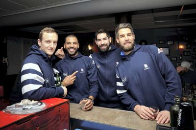 Brødrene Nikola Karabatic og Luka Karabatic (t.h.) fejrede bronzemedaljerne, da de søndag var til fest på Piano Bar i Østergade - her fotograferet sammen med Valentin Porte og Nicolas Claire. ?Foto: Jesper Søndergaard