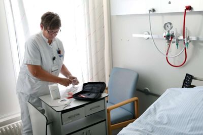 Man skal ikke nødvendigvis til lægen eller på sygehuset, hvis man har problemer med sin stomi-pose. I mange tilfælde kan man selv klare det hjemmefra - hjulpet af appen pleje.net. ? Foto: Flemming Hansen