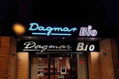 Det øverste skilt, som er det nye, ligner til forveksling det, der hang over indgangen til biografen fra 1954 til 1967. Det har været et ønske længe, at der skulles laves et skilt ligesom det gamle. Skiltet under skal flyttes om på den anden side af Dagmar Bio, så biografen også bliver synlig fra å-siden. ?Foto: Mogens Nielsen