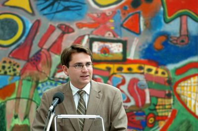 En noget yngre Brian Mikkelsen indviede som daværende kulturminister en udstilling på CHPEA i 2005. ?Foto: Flemming Hansen