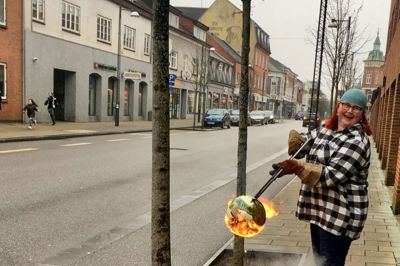 Dorit Knudsen brænder i weekenden keramik ude foran Galleri Mernild. ? Foto: Privatfoto