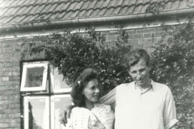 I sommeren 1949 lykkedes det endelig Kristian og Grete at blive genforenet og gift. Kristians forældre hentede dem i Herning ved hjemkomsten fra Tyskland, og lod dem bo hos sig de første måneder på gården i Sneftrup ved Ilskov. De nåede at fejre guldbryllup, men i 2001 mistede Kristian sin ungdoms kærlighed til kræften. ?Foto: Illustration fra bogen