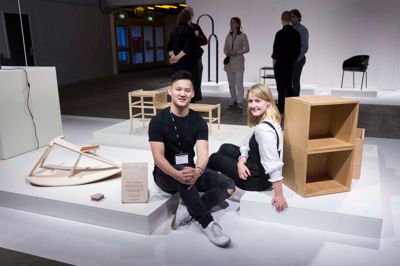 Lasse Cha Pedersen og Ditte Vad viser deres produkter frem, som de har fået lov at udstille på VIA Colleges stand på Formland. De håber begge på at finde forhandlere, som ønsker at producere og sælge deres produkter, så de kan koncentrere sig om at lave nye designs.? Foto: Tom Laursen