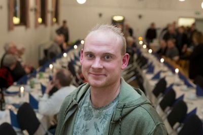 Kristian Overgaard Hehlert:
- Der er fred og ro og højt til loftet her i Simmelkær. Jeg er født her og er flyttet tilbage for 14 dage siden sammen med min kone og barn. Folk hilser altid, selv om man ikke kender dem. Det får én til at føle sig velkommen.