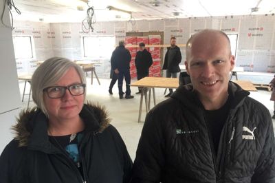 Rejsegilde på det nye domicil for hjemmeplejen. Her er det leder af hjemmeplejen Heidi Christiane Dinesen og bygherre Torben Tobiasen. ? Foto: Ole Skydt