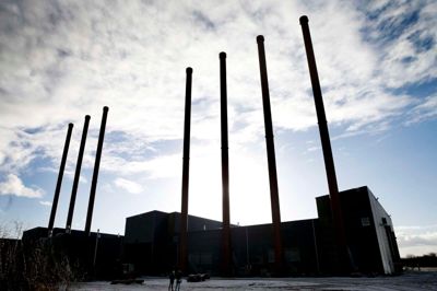 Forklaringen på behovet for de høje skorstene er blandt andet, at bygningen ligger forholdsvist tæt på nærmeste nabo, og mængden er sandblæsnings- og malerkabiner giver så stort udsugningsbehov, at der er beregnet et behov for syv skorstene. Foto: Flemming Hansen