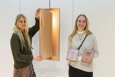 Emma Vidarsson (t.v.) og Anna Ohmsen viser stolt deres vinderlampe »Frames« frem på Formland. De er to arkitektstuderende fra København, som er kommet til Herning for at udstille deres første produkt sammen med andre designstuderende på FSC-standen på Formland. ?Foto: Tom Laursen