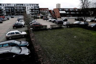 Landts Gård er ikke blevet forskønnet nævneværdigt, siden den fik sit nuværende udseende i 1991. Det vil ejerlavet ændre med en større ansigtsløftning, som vil gøre parkeringspladsen endnu mere grøn. ? Foto: Henrik Ole Jensen