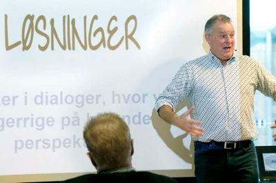 - Det du fokuserer på, får du mere af, siger ph.d. og lektor i innovation, Michael Nørager, under sit oplæg i foredragsrækken Tidlig Tirsdag. Derfor kræver det ifølge lektoren et bestemt mindset at komme op med nye koncepter. ?Fotocollage: Henrik Ole Jensen