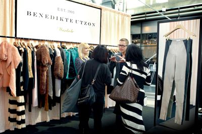 Kim Lindholm Rasmussen - her med kunder ved en tidligere messe i Bella Centret - kalder konkursen »det frygteligste af alt frygteligt«. ? Foto: Henrik Ole Jensen