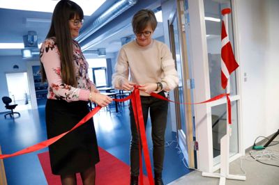 Det blev en indvielse uden den traditionelle snoreklipning, da Lundgårdskolens nye SFO onsdag eftermiddag blev indviet. I stedet for at klippe snoren over, havde skoleleder Ketty Høj og Formand for børne- og familieudvalget, Dorte West (V) nemlig valgt at binde snoren sammen i en sløjfe. ?Foto: Henrik Ole Jensen