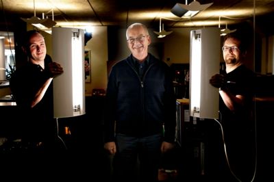 Det lokale elfirma Birk Teq har bidraget til flere af Hernings mest prominente bygninger og steder. Nu har de 40 års jubilæum, og i midten står den talgale leder Sten Engsig Madsen. ?Foto: Henrik Ole Jensen