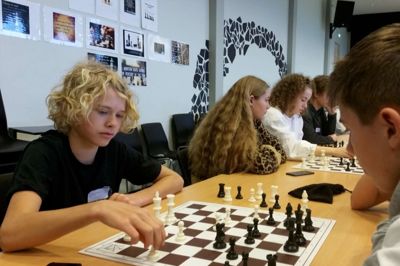 Christoffer Elmholt slap ikke godt fra kampen mod Gustav Christensen (t.h.) ved Skolernes Skakdag.?foto; jesper wind