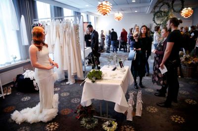 Sara Ditlev - til højre for bordet - viste sine bryllupskjoler frem på messen. ? Foto: Flemming Hansen