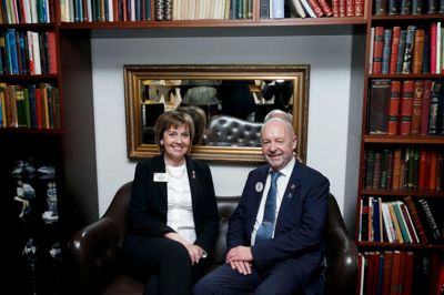 Præsident Gudrun Yngvadottir og distriktsguvernør Egon Bjørn Andersen i biblioteket på Hotel Eyde.? Foto: Flemming Hansen