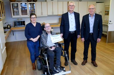 Helle Yde Nyborg og beboeren Claus Madsen fra Bytoften får overrakt en donationen fra Herning Frimurerloge af Frode Holm Madsen og Poul Trankjær (t.h.). ?Foto: Flemming Hansen
