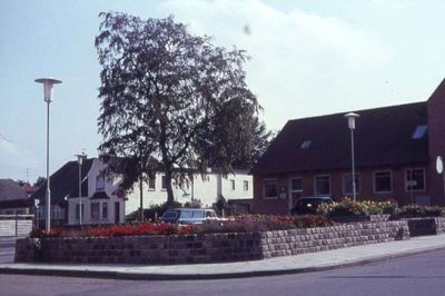 Det er slut med parkering på den nuværende Dr. Schwærters Plads i Ikast. Den ses her i 1967, da adressen var Bredgade 52. Nu skal den være Strøget 52 og rumme boliger plus en park. Men doktoren - og bilisterne - bliver ikke glemt. ?Foto: Ikast Lokalhistorisk Arkiv