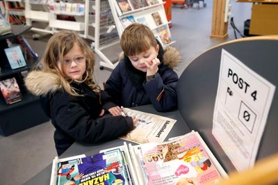 Tvillingerne Alfred og Mollie Sørensen har taget turen fra Trige for at været med i bibliotekets skattejagt. De er taget derned sammen med farmor Ellen Nielsen fra Brande. ?Foto: Flemming Hansen