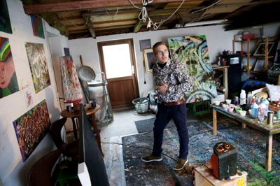 Jens Andersens arbejdsværelse er en garage, der er ret kold om vinteren, hvis han ikke tænder de elektriske varmeblæsere. Derfor eksperimenterer han også med nye idéer oppe i sin lejlighed, når han ikke er på arbejde eller »kaster maling« her. ?Foto: Flemming Hansen