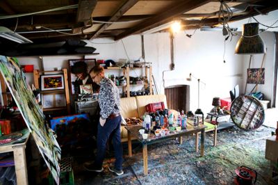 Der er maling ud over det meste i Jens Andersens værksteds-garage. De mange farverige plamager på gulv, lamper og borde gør det hele lidt skønnere at se på, mener han. Foto: Flemming Hansen