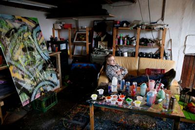 Jens Andersen har ikke et atelier - han har en garage. Eller bare værkstedet. Med elport og en sofa, hvor han kan slappe af. Det er dog mest behageligt at hvile sig der om sommeren, når han ikke skal tænke på de penge, varmeblæserne bruger energi for. ? Foto: Flemming Hansen