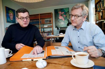 Formand Morten Dybro (t.v.)og menighedspræst Morten Kvist tog imod Kulturmagasinet i præsteboligen på Nørre Allé, i anledning af at Herning Valgmenigheds Højskoledage fylder 100 år. ?Foto: Flemming Hansen