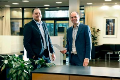 Patrick Bundgaard Philbert (tv.) og Jesper Gadegaard må lægge øre til hvidvask-vitser. De har dog stadig en stolthed ved at arbejde i Danske Bank. Foto: Henrik Ole Jensen