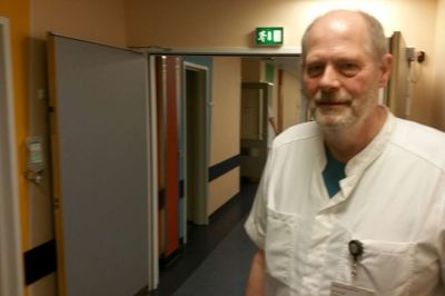 Ledende overlæge Jens Jørgen Jensen har læger af 14 nationaliteter ud over danske læger ansat ved røntgenafdelingerne i Herning og Holstebro. De 19 udenlandske læger er, mener han, en del af løsningen på regionens problemer med at skaffe speciallæger nok.? foto: jesper wind