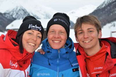 Helle Nautrup fra Skive, Niels Sülau Jørgensen fra Ikast og Simon Thaarup fra Strandby i Vendsyssel nyder livet som skiguider i Livigno. ?Foto: Lars Egelund