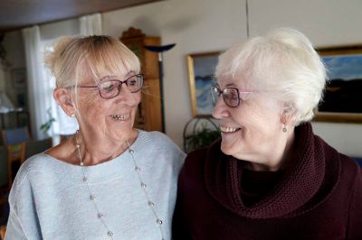 74-årige Ruth Gamskær Agergaard i Sunds (t.h.) er formentlig den dansker, der har levet længst med en andens nyre. Transplantationsteknikken havde kun været i brug i få år i Danmark, da hun 19. februar 1969 fik en ny nyre af sin tvillingesøster, Grethe. ?Foto: Flemming Hansen