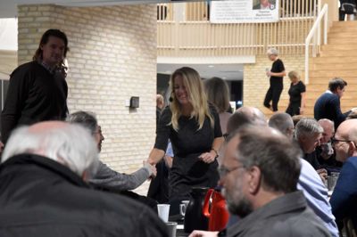Partiformand og medstifter af partiet Pernille Vermund hilser på de fremmødte i Hjertet i Ikast. Over 100 personer deltog i mødet med Nye Borgerlige.