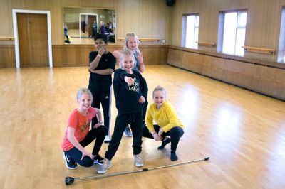 Katrine Nybo Hildebrand i gul trøje, er én ud af fire dansere fra Herning, som skal danse til MGP til sangen »Når jeg danser«, som Astrid Juhl-Poulsen i fronten skal synge. De tre andre dansere Matilde Abildtrup i rød trøje, Ester Skaarup Pedersen i grå trøje bagerst og den eneste dreng Janus Sivamohan er alle fra Herning og kan slet ikke vente til det store MGP-show i Boxen 2. marts. foto: tom laursen