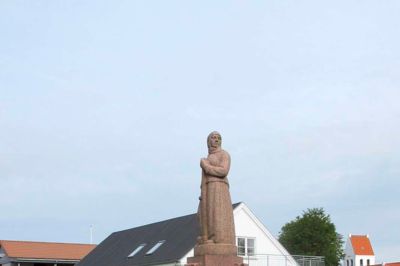 Videbæk har rigtig meget kunst - også i det offentlige rum. Den vil en kunstevent i juni nu gøre mere folkelig og levende. Her er det en skulptur af byens store kunstnersøn, Jens Lund, Hedepigen. ?foto: privatfoto